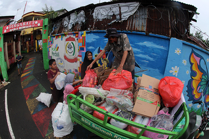 Warga tengah mengumpulkan smaph untuk dibawa ke Bank Sampah Unit Salimah Karuwisi, Makassar, Jumat (30/12/2022).