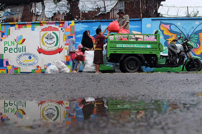 Warga tengah mengumpulkan smaph untuk dibawa ke Bank Sampah Unit Salimah Karuwisi, Makassar, Jumat (30/12/2022).