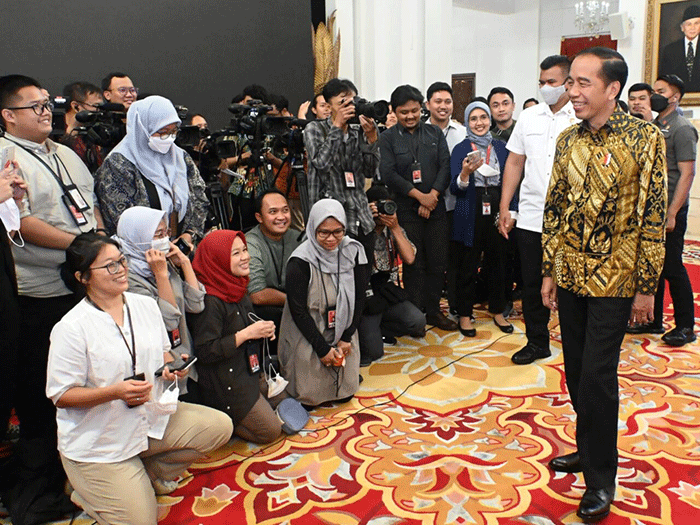 Presiden Joko Widodo memberikan keterangan terkait pencabutan kebijakan Pemberlakuan Pembatasan Kegiatan Masyarakat (PPKM) saat jumpa pers di Istana Negara.