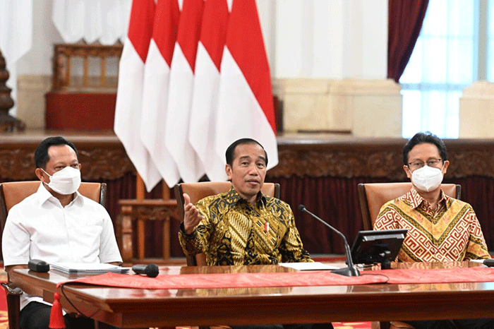 Presiden Joko Widodo memberikan keterangan terkait pencabutan kebijakan Pemberlakuan Pembatasan Kegiatan Masyarakat (PPKM) saat jumpa pers di Istana Negara.