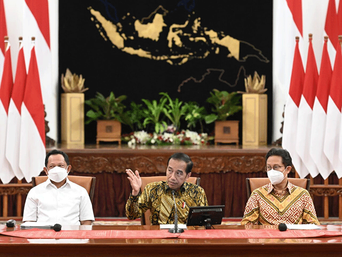 Presiden Joko Widodo memberikan keterangan terkait pencabutan kebijakan Pemberlakuan Pembatasan Kegiatan Masyarakat (PPKM) saat jumpa pers di Istana Negara.