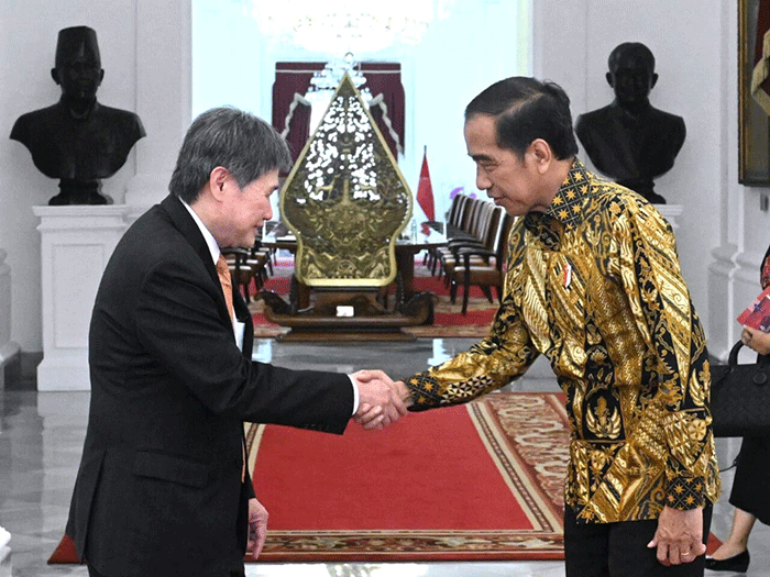 Presiden Joko Widodo menerima Sekretaris Jenderal (Sekjen) ASEAN Dato’ Lim Jock Hoi beserta delegasi di Istana Merdeka, Jakarta, Jumat (30/12/2022).