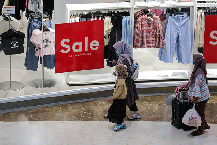 Sejumlah pengunjung memilih produk yang dijual pada tenan di salah satu mal di Jakarta, Jumat (30/12/2022).