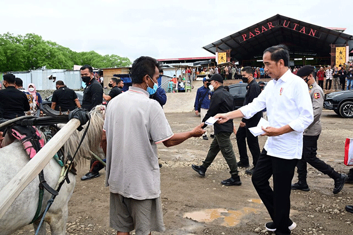 Presiden Joko Widodo dan Iriana Joko Widodo berkunjung ke Pasar Utan, Kabupaten Sumbawa, dalam kunjungan kerjanya ke Provinsi Nusa Tenggara Barat.