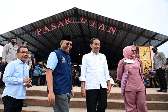 Presiden Joko Widodo dan Iriana Joko Widodo berkunjung ke Pasar Utan, Kabupaten Sumbawa, dalam kunjungan kerjanya ke Provinsi Nusa Tenggara Barat.