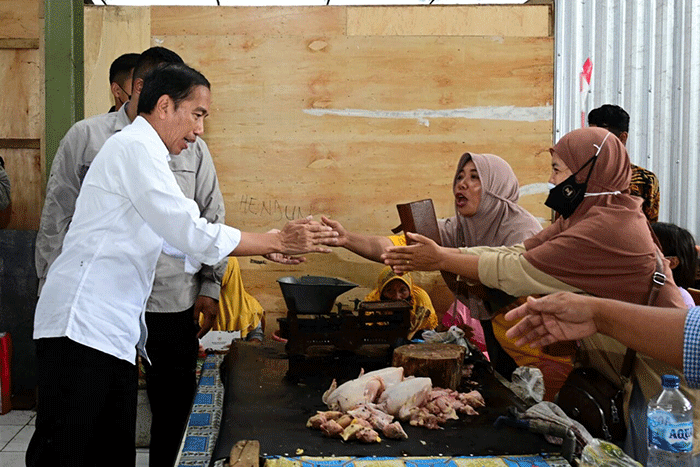 Presiden Joko Widodo dan Iriana Joko Widodo berkunjung ke Pasar Utan, Kabupaten Sumbawa, dalam kunjungan kerjanya ke Provinsi Nusa Tenggara Barat.