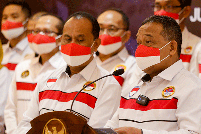 Kepala BP2MI Benny Rhamdani (tengah) memberikan keterangan dalam Laporan Publik Akhir Tahun 2022 di Jakarta, Jumat (30/12/2022).