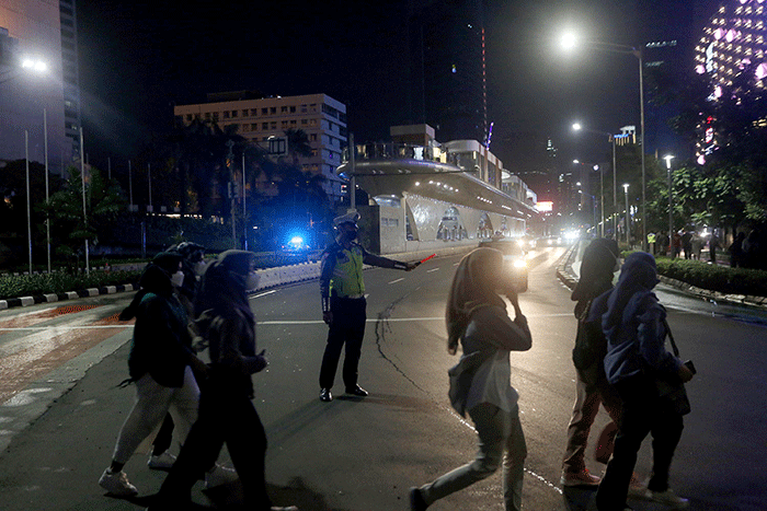 Polisi Lalu Lintas berjaga saat Car Free Night di ruas Jalan MH Thamrin, Jakarta, Sabtu (31/12/2022).