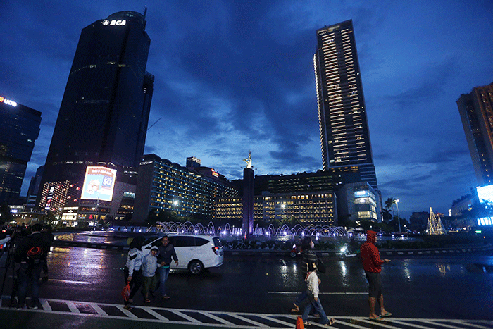 Polisi Lalu Lintas berjaga saat Car Free Night di ruas Jalan MH Thamrin, Jakarta, Sabtu (31/12/2022).