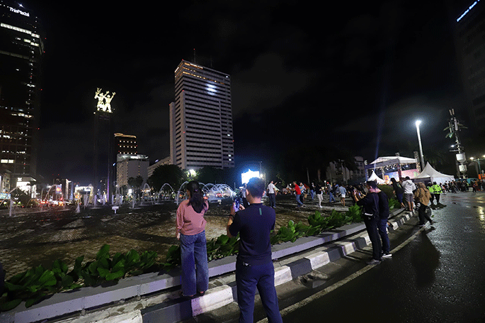 Polisi Lalu Lintas berjaga saat Car Free Night di ruas Jalan MH Thamrin, Jakarta, Sabtu (31/12/2022).