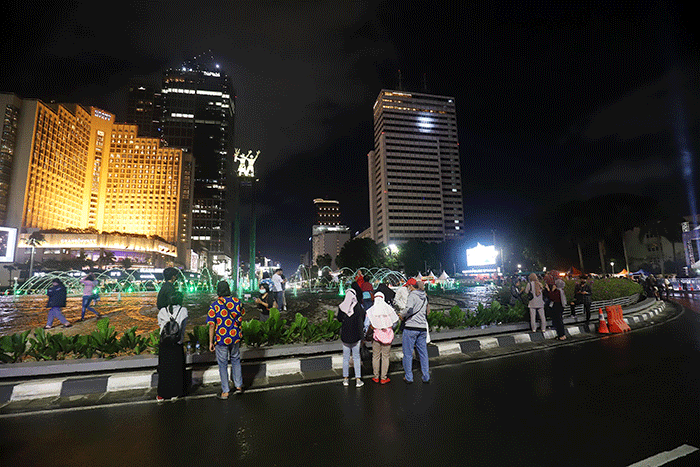 Polisi Lalu Lintas berjaga saat Car Free Night di ruas Jalan MH Thamrin, Jakarta, Sabtu (31/12/2022).
