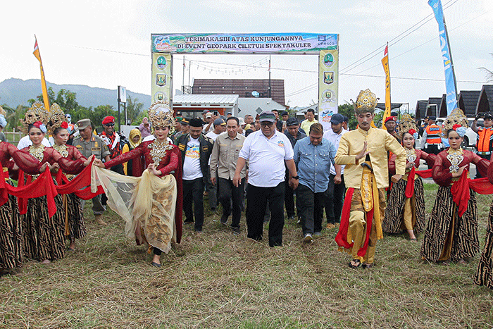 Pembukaan Geopark Ciletuh Spektakuler (GCS) 2022 di Pantai Palangpang, Geopark Ciletuh, Kabupaten Sukabumi, Jawa Barat, Sabtu (31/12/2022).