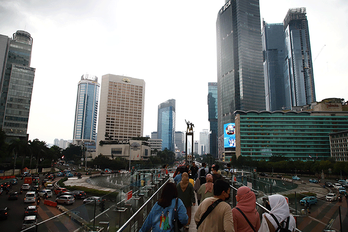 Suasana pusat perkantoran setelah pemerintah mengumumkan pencabutan status PPKM di kawasan Jalan MH. Thamrin, Jakarta, Jumat (30/12/2022).