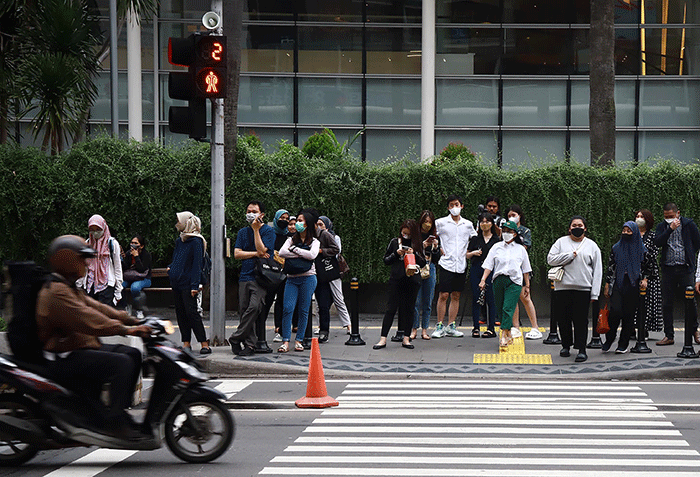Suasana pusat perkantoran setelah pemerintah mengumumkan pencabutan status PPKM di kawasan Jalan MH. Thamrin, Jakarta, Jumat (30/12/2022).