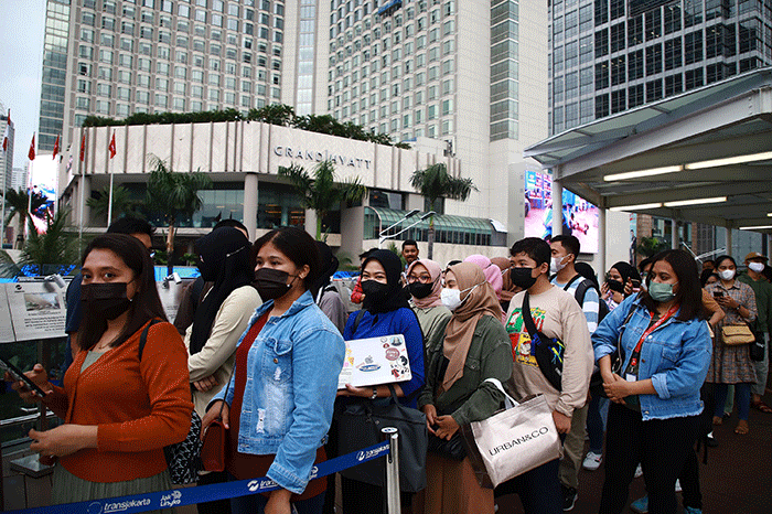 Suasana pusat perkantoran setelah pemerintah mengumumkan pencabutan status PPKM di kawasan Jalan MH. Thamrin, Jakarta, Jumat (30/12/2022).