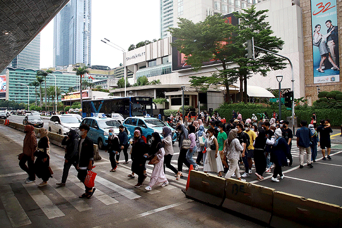 Suasana pusat perkantoran setelah pemerintah mengumumkan pencabutan status PPKM di kawasan Jalan MH. Thamrin, Jakarta, Jumat (30/12/2022).