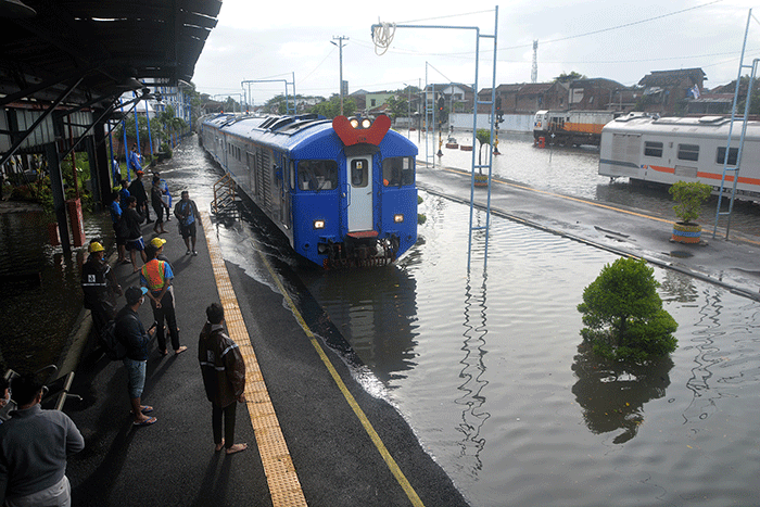Aktivitas penumpang di Stasiun Semarang Tawang di tengah genangan banjir, Sabtu (31/12/2022).