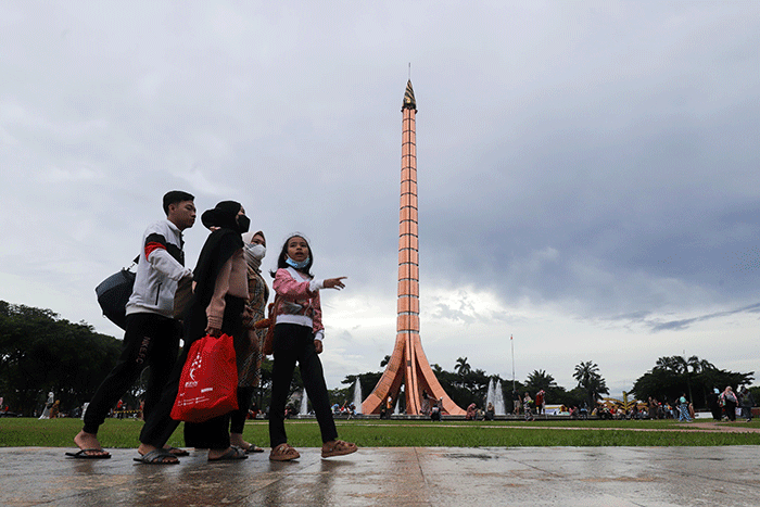 Pengunjung beraktivitas saat berwisata di Taman Mini Indonesia Indah (TMII), Jakarta Timur, Sabtu (31/12/2022).