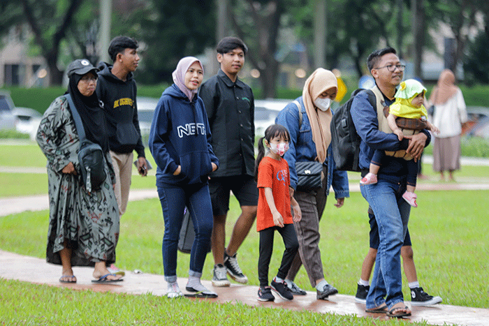 Pengunjung beraktivitas saat berwisata di Taman Mini Indonesia Indah (TMII), Jakarta Timur, Sabtu (31/12/2022).