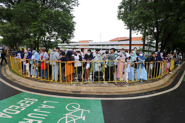Pengunjung beraktivitas saat berwisata di Taman Mini Indonesia Indah (TMII), Jakarta Timur, Sabtu (31/12/2022).