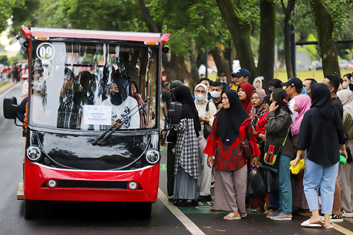 Pengunjung beraktivitas saat berwisata di Taman Mini Indonesia Indah (TMII), Jakarta Timur, Sabtu (31/12/2022).