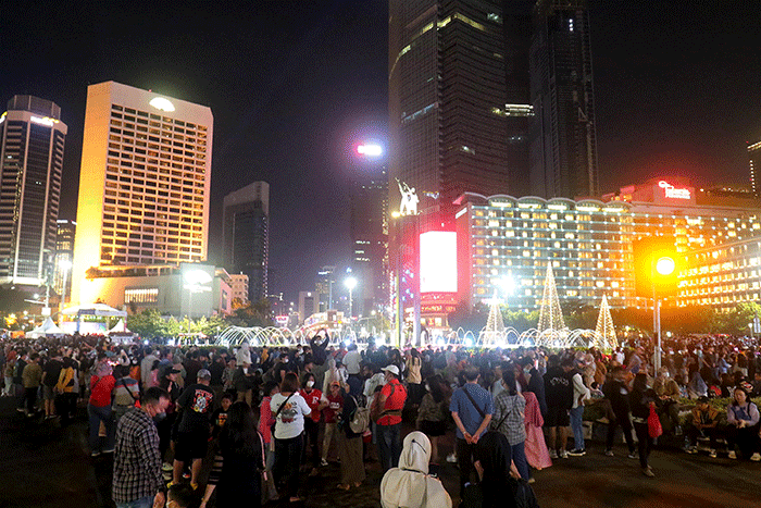 Warga memadati Jalan saat Car Free Night di kawasan Jalan MH Thamrin, Jakarta, Sabtu (31/12/2022).
