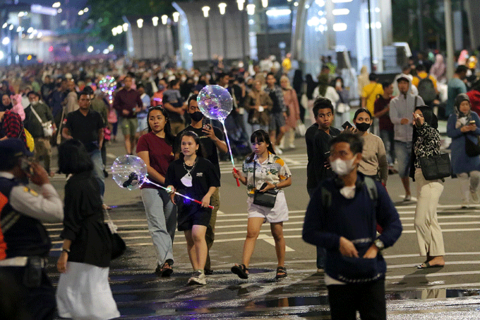 Warga memadati Jalan saat Car Free Night di kawasan Jalan MH Thamrin, Jakarta, Sabtu (31/12/2022).