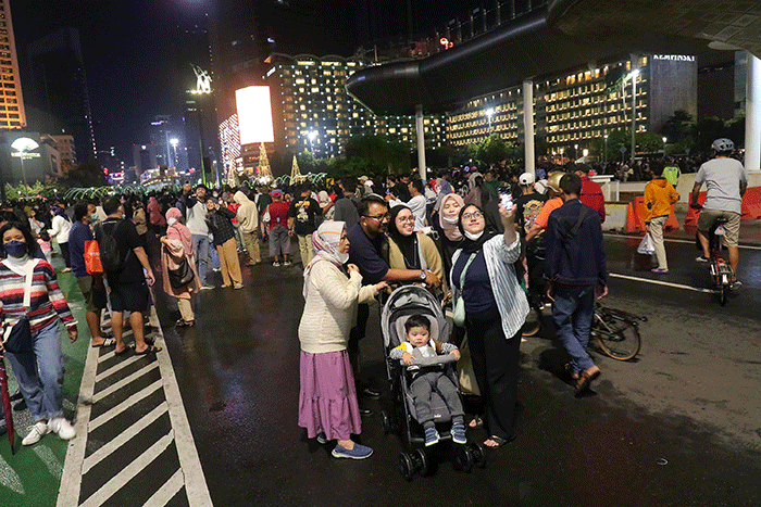 Warga memadati Jalan saat Car Free Night di kawasan Jalan MH Thamrin, Jakarta, Sabtu (31/12/2022).