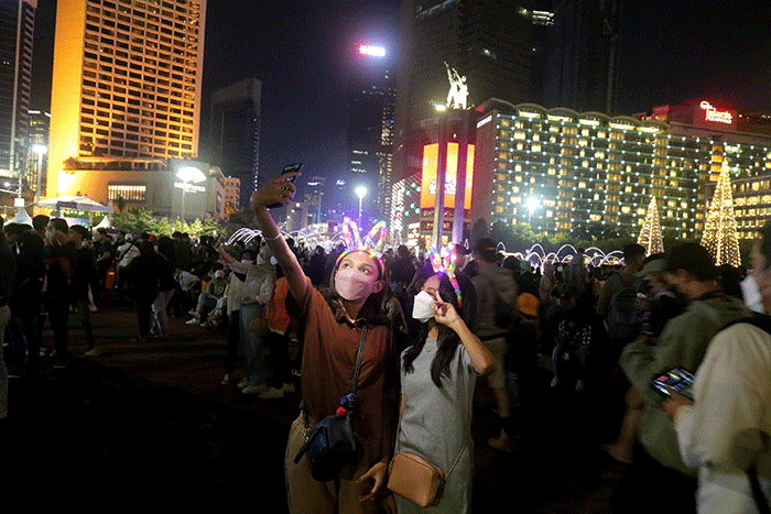Warga memadati Jalan saat Car Free Night di kawasan Jalan MH Thamrin, Jakarta, Sabtu (31/12/2022).