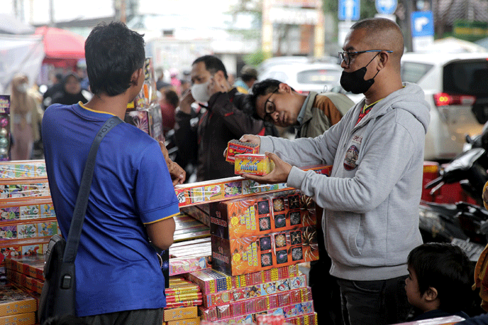 Pembeli memilih kembang api di Pasar Asemka, Jakarta, Jumat (30/12/2022).