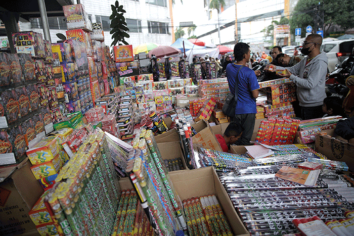 Pembeli memilih kembang api di Pasar Asemka, Jakarta, Jumat (30/12/2022).