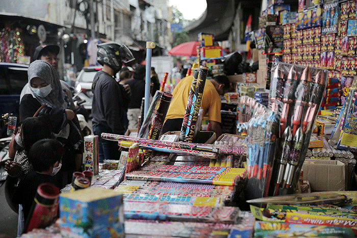 Pembeli memilih kembang api di Pasar Asemka, Jakarta, Jumat (30/12/2022).