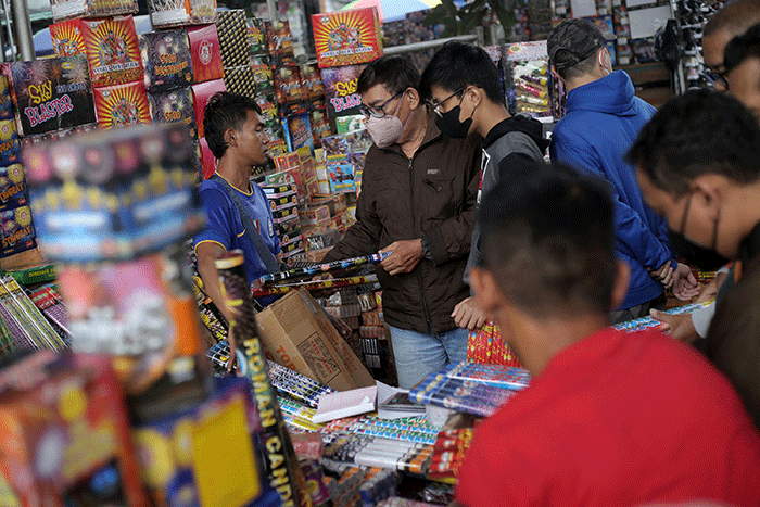 Pembeli memilih kembang api di Pasar Asemka, Jakarta, Jumat (30/12/2022).