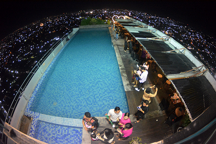 Puluhan pengunjung maupun tamu hotel merayakan malam pergantian tahun 2022 ke 2023 di Kurulu Sky Lounge Rooftop lantai 30 Hotel Horison Semarang.
