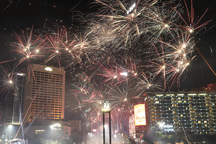 Suasana pesta kembang api saat malam perayaan tahun baru 2023 di kawasan Bundaran HI, Jakarta, Minggu (1/1/2023).