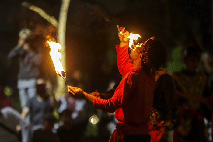 Sejumlah seniman melakukan atraksi saat memeriahkan Perayaan Malam Tahun Baru 2023 di Taman Mini Indonesia Indah (TMII), Jakarta Timur, Sabtu (31/12/2022).