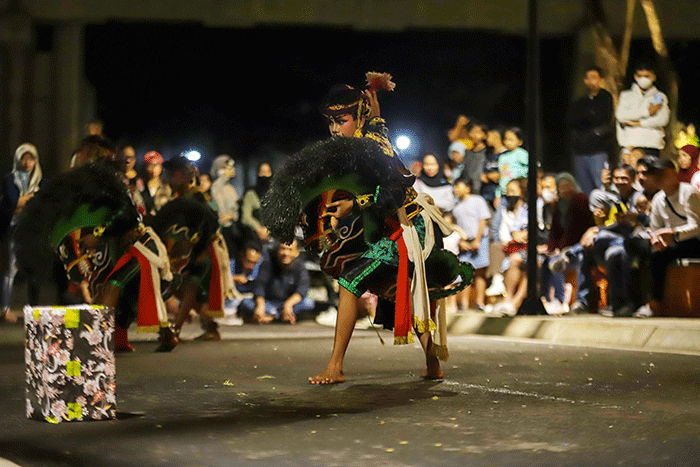 Sejumlah seniman melakukan atraksi saat memeriahkan Perayaan Malam Tahun Baru 2023 di Taman Mini Indonesia Indah (TMII), Jakarta Timur, Sabtu (31/12/2022).