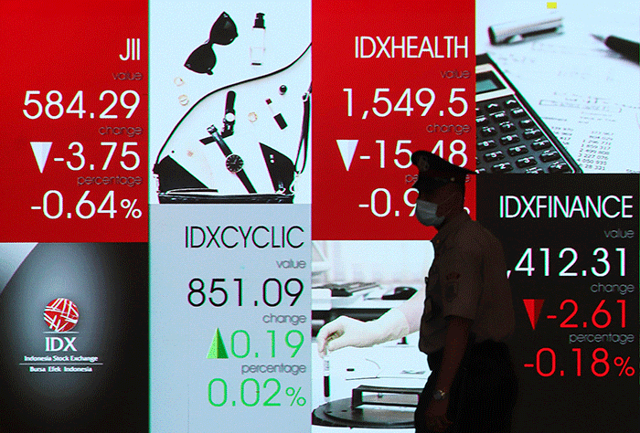 Layar menampilkan pergerakan Indeks Harga Saham Gabungan (IHSG) di Gedung Bursa Efek Indonesia, Jakarta, Senin (2/12/2023).