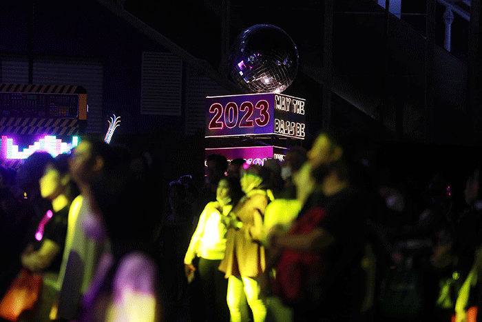 Warga menyaksikan kemeriahan pergantian tahun 2022-2023 dengan berbagai penampilan konser dan kuliner di La Piazza, Summarecon Kelapa Gading.