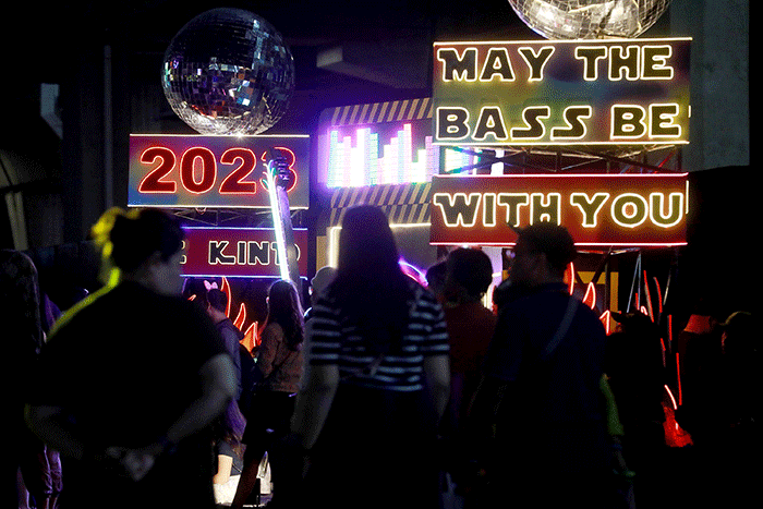 Warga menyaksikan kemeriahan pergantian tahun 2022-2023 dengan berbagai penampilan konser dan kuliner di La Piazza, Summarecon Kelapa Gading.