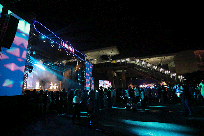Warga menyaksikan kemeriahan pergantian tahun 2022-2023 dengan berbagai penampilan konser dan kuliner di La Piazza, Summarecon Kelapa Gading.