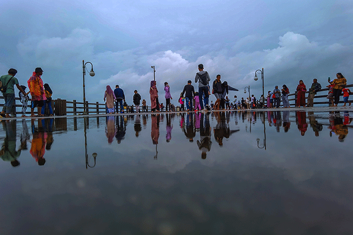 Pengunjung memadati kawasan Pantai Taman Impian Jaya Ancol, Jakarta, Minggu (1/1/2023).