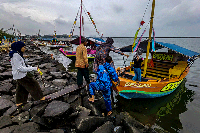 Pengunjung memadati kawasan Pantai Taman Impian Jaya Ancol, Jakarta, Minggu (1/1/2023).