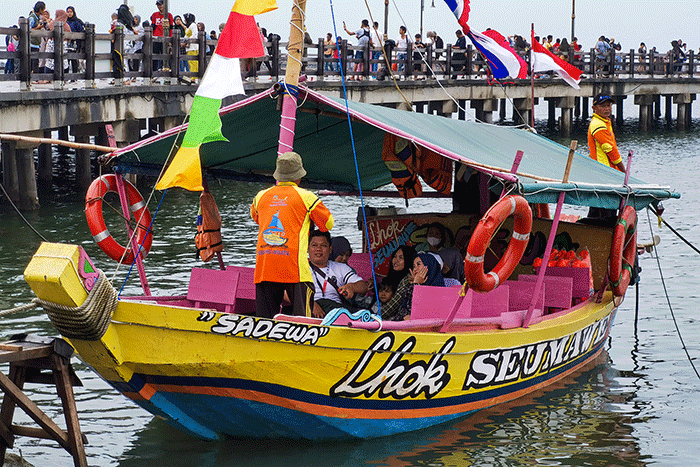 Pengunjung memadati kawasan Pantai Taman Impian Jaya Ancol, Jakarta, Minggu (1/1/2023).
