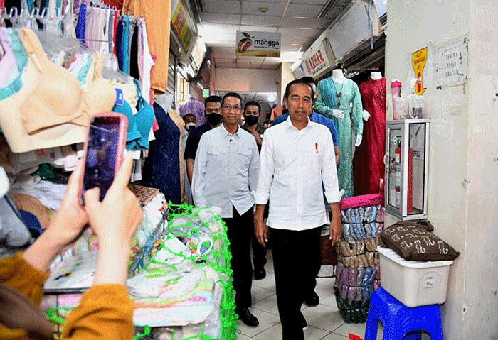 Presiden Joko Widodo meninjau Pasar Tanah Abang guna memastikan aktivitas perekonomian pada sektor rill berjalan baik, Jakarta, Senin (2/1/2023).