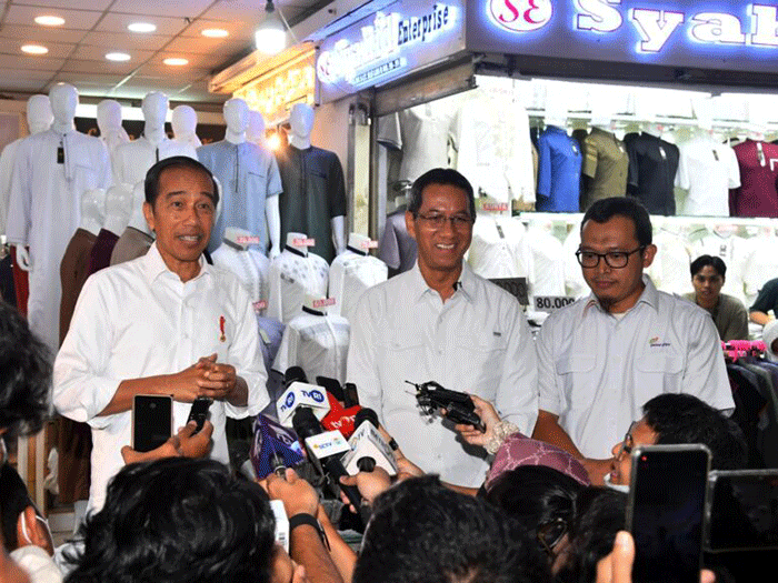 Presiden Joko Widodo meninjau Pasar Tanah Abang guna memastikan aktivitas perekonomian pada sektor rill berjalan baik, Jakarta, Senin (2/1/2023).