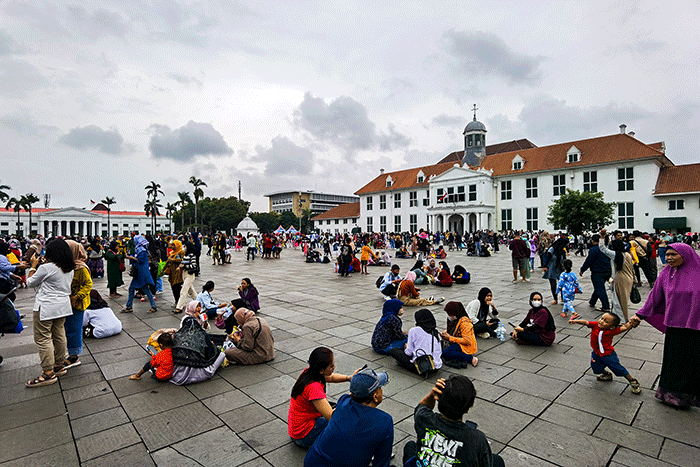 Pengunjung memadati kawasan Kota Tua sebagai tujuan wisata pada hari pertama 2023, di Jakarta, Minggu (1/1/2023).