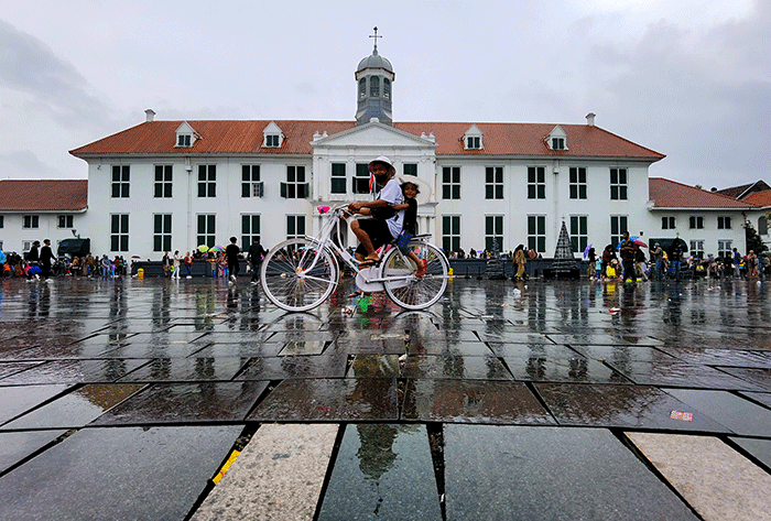 Pengunjung memadati kawasan Kota Tua sebagai tujuan wisata pada hari pertama 2023, di Jakarta, Minggu (1/1/2023).