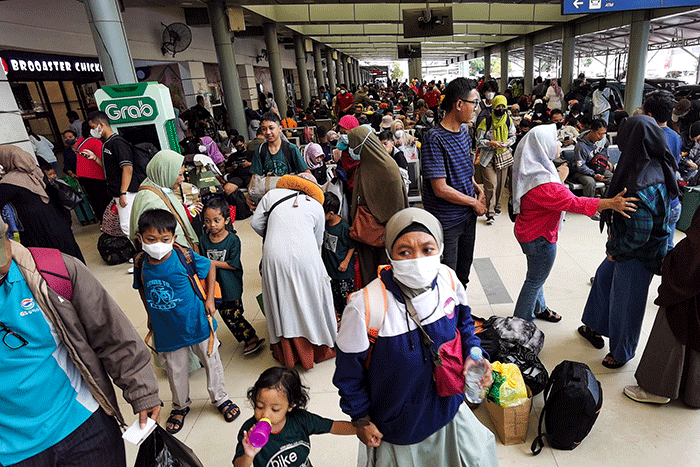 Para penumpang kereta api mengalami penundaan keberangkatan sehingga terjadi penumpukan di Stasiun Pasar Senen, Jakarta, Minggu (1/1/2023).