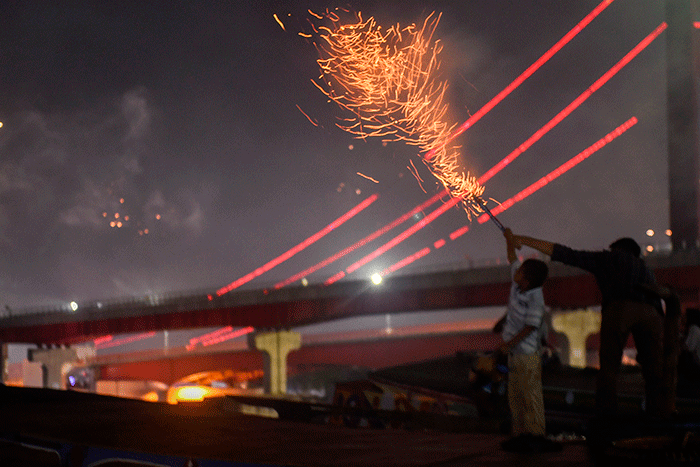 Warga Kota Palembang memadati sekitar Jembatan Ampera untuk menyambut pergantian tahun, Palembang, Sabtu (31/12/2022).